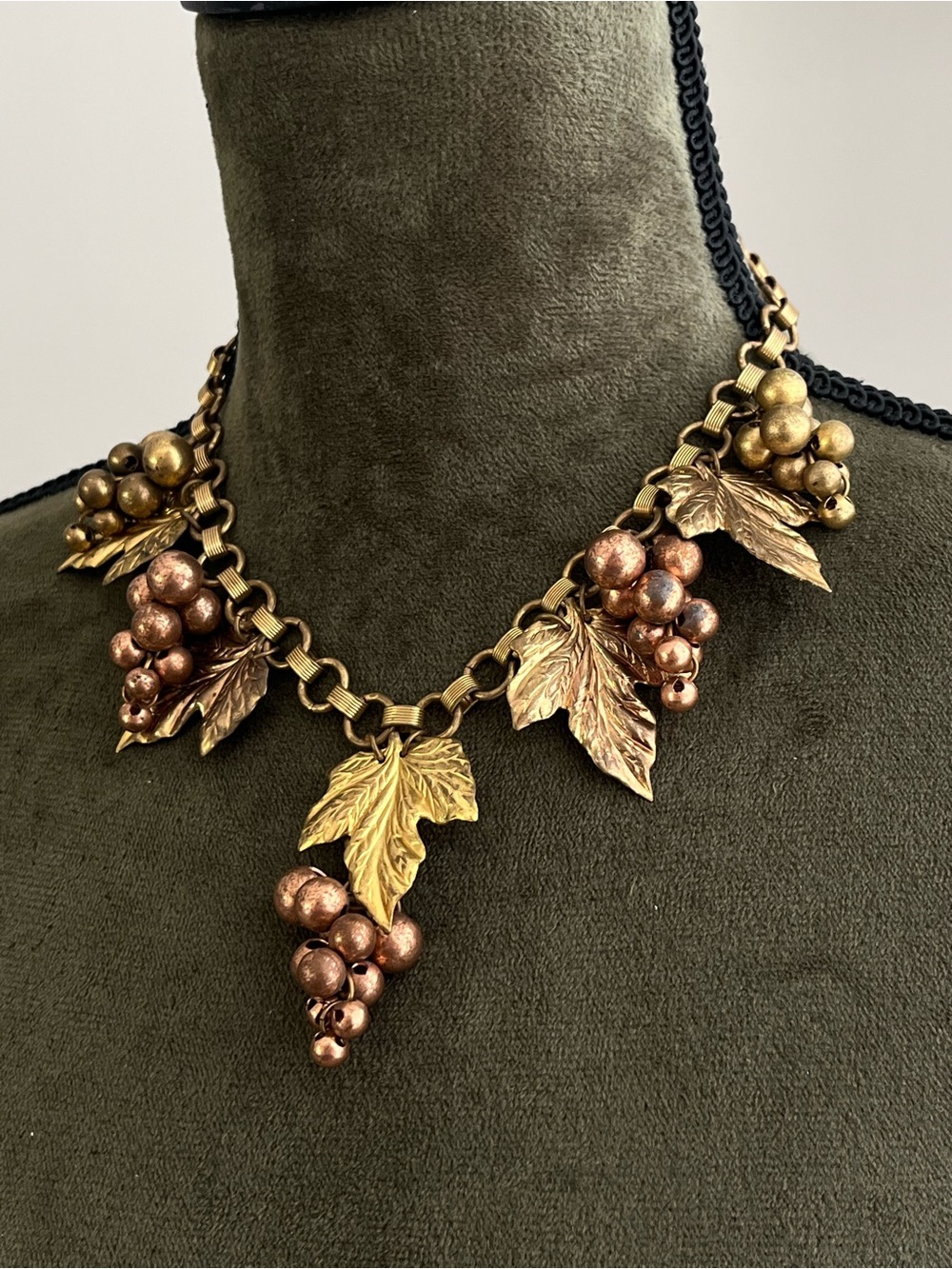 Vintage Miriam Haskell Style Grape Vine Leaf Beaded Drop Gold Bib Chain Necklace - Picture 3 of 6
